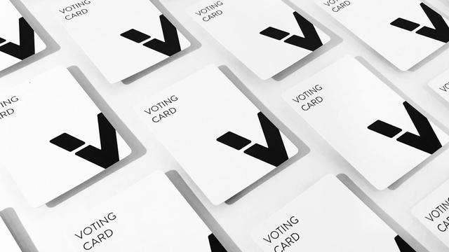 THE VOTING GAME: The Adult Party Game About Your Friends