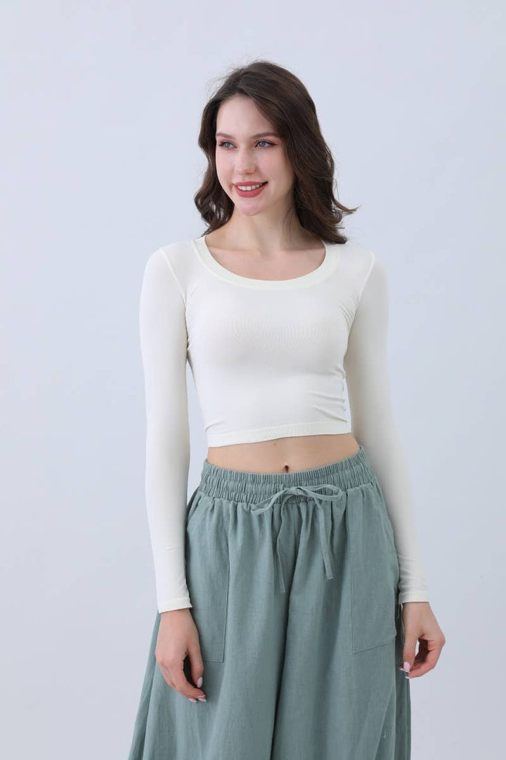 Second-Skin Long Sleeve Crop Top – Seamless & Breathable: Black